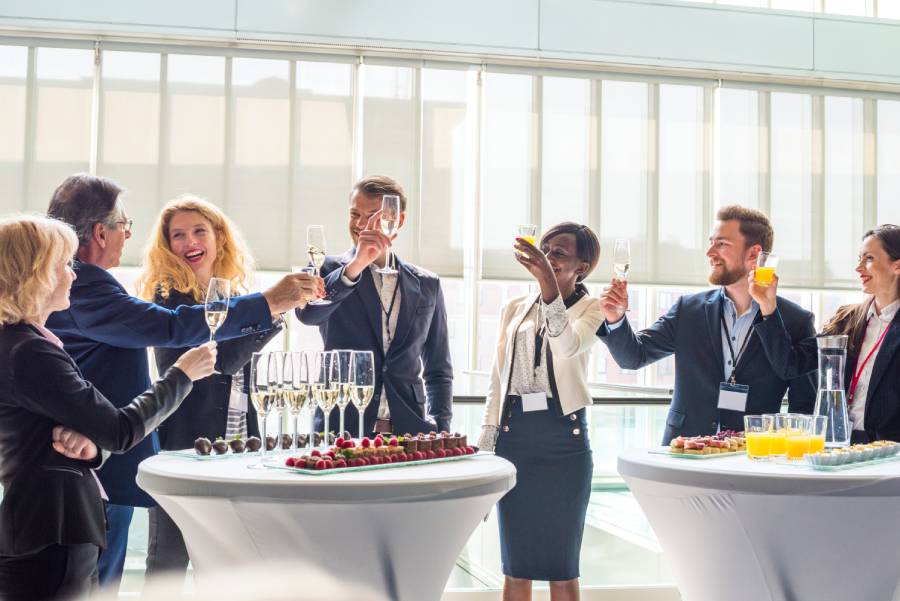 Collaborateurs réunis autour d'un cocktail d'entreprise